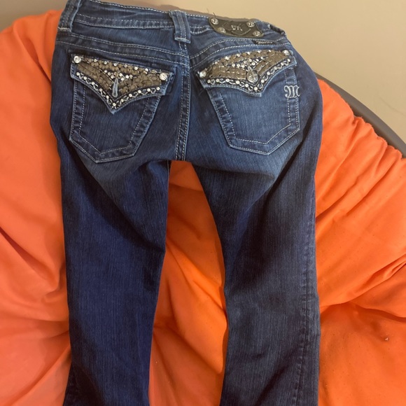 Darker blue, boot cut, size 25, little stain at the right leg of the pants. - Picture 3 of 3